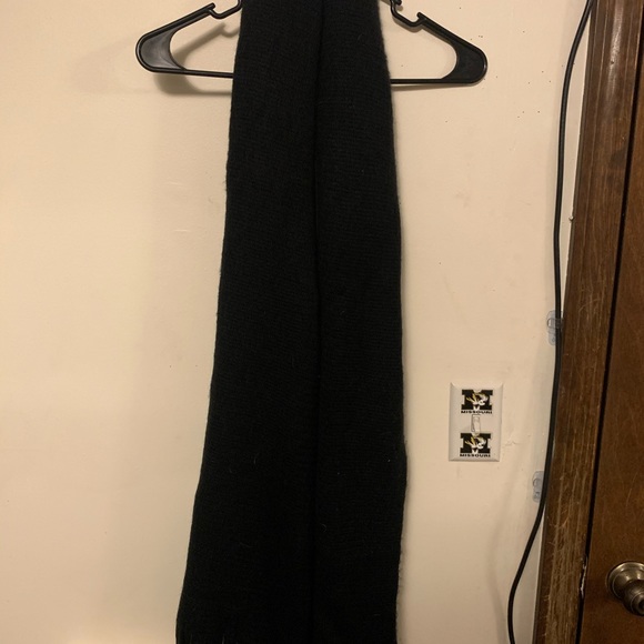 black scarf - Picture 1 of 2